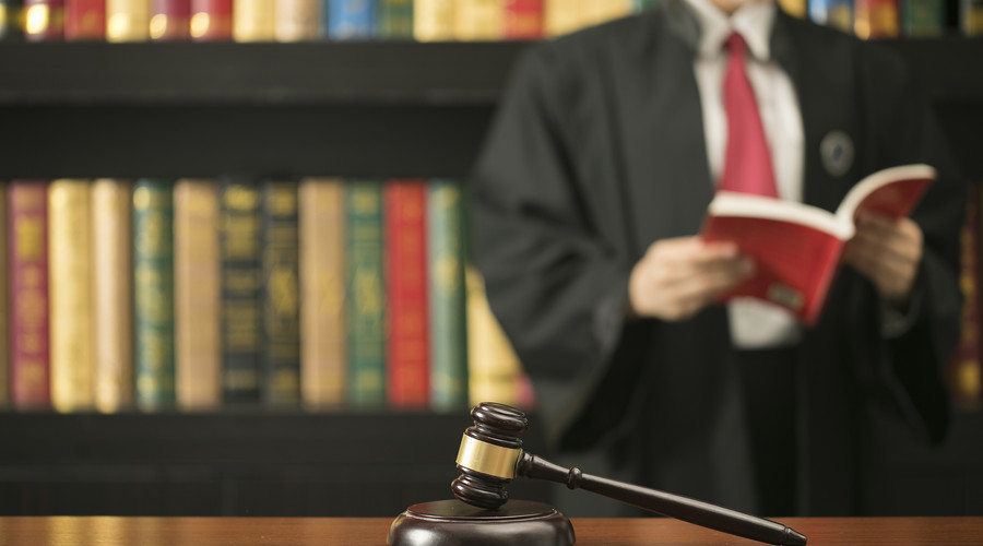 持刀砸门被反杀是正当防卫还是故意伤害