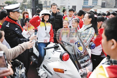 聋哑学生体验警用摩托车。记者 翟小雪