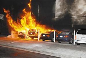 找法网说法：男子20分钟内纵火连烧5辆车