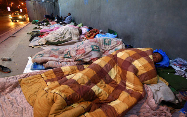 找法网说法:喷水驱赶露宿者 权利越界了吗?