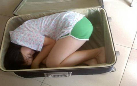男子将女友装进行李箱运回家