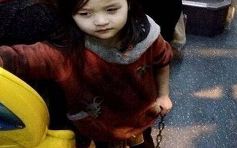 女孩赤脚拿铁链乘车怀疑被拐卖