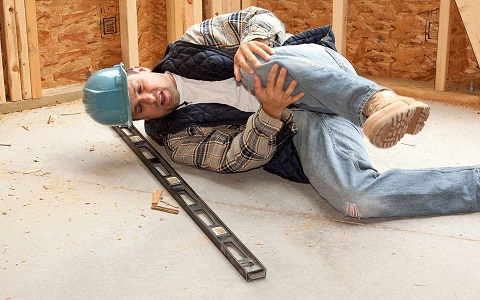 因为如果因公受伤,公司是需要给与一定的赔偿的,因为这是属于工伤事故