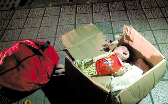男婴遭两次遗弃父亲构成遗弃罪吗