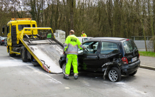 交通事故的保险代位求偿权由谁行使