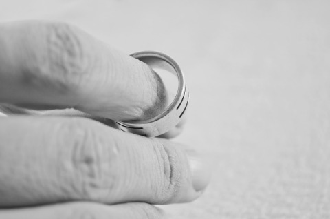假离婚的风险有哪些?假离婚可以重新分割财产吗？