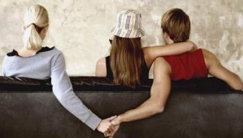 婚外情是否违法，婚外情离婚财产如何分割？