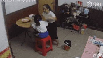 出气筒？深圳宝安8岁女童遭父母轮番殴打！视频发布者违法了吗？