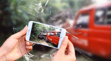 摩托车和小车发生交通事故保险怎么理赔
