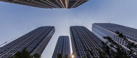 深圳23层高楼上万平米违建,小区违章建筑如何处理