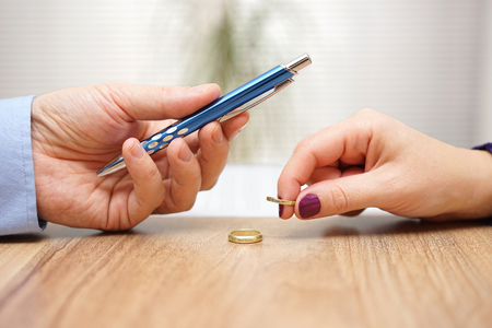 关于丈夫有债务离婚协议书怎么写