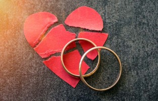 离婚案件被告不出庭有什么后果？